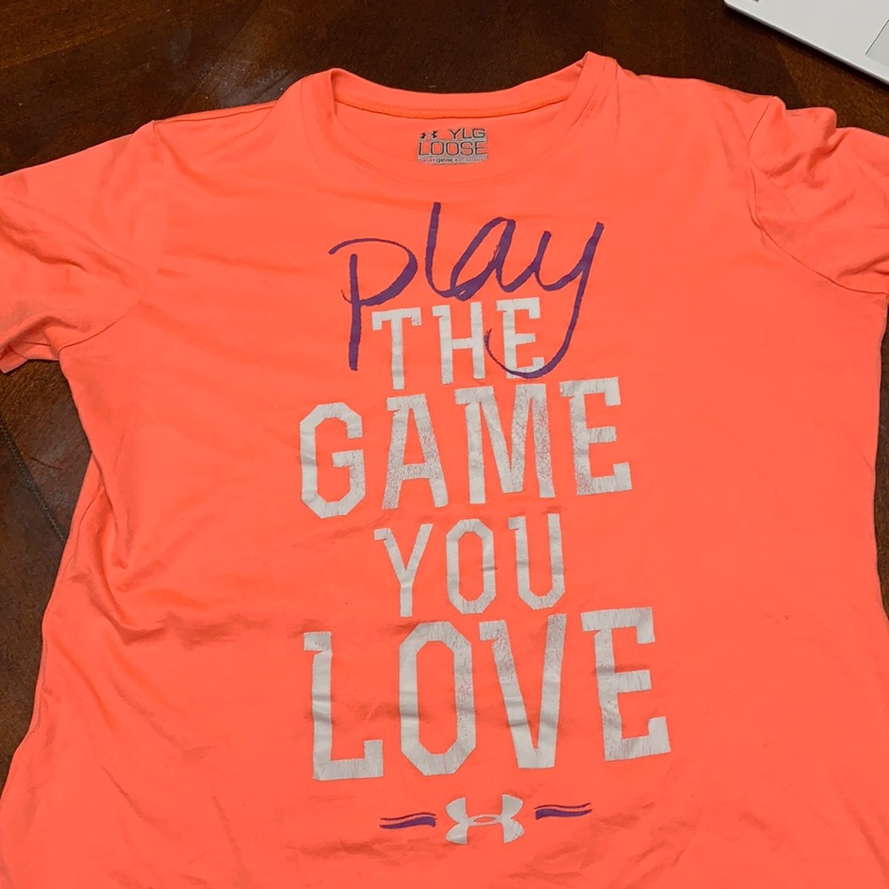 UA loose fit Heatgear girls shirt. YLG.